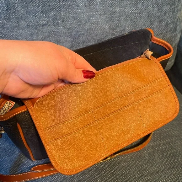 Vintage Dooney & Bourke All Weather Leather Carrier Bag Medium Sized - Picture 14 of 17